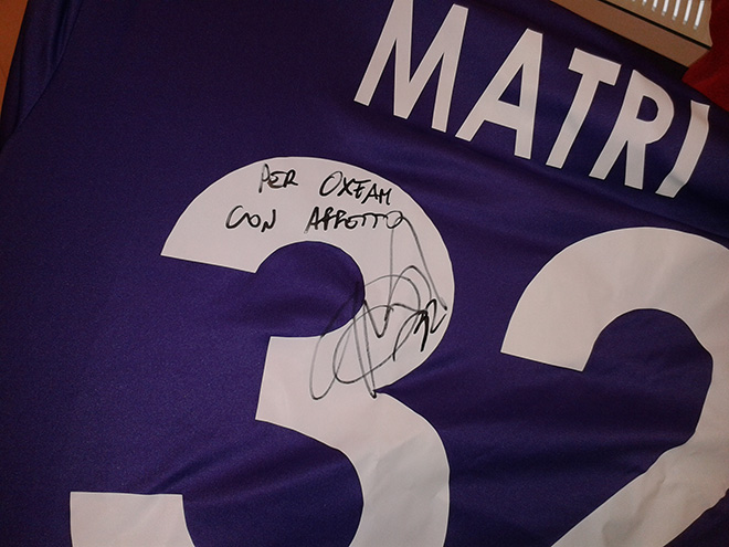 La maglia della ACF Fiorentina firmata da Alessandro Matri e donata a Oxfam per asta solidale