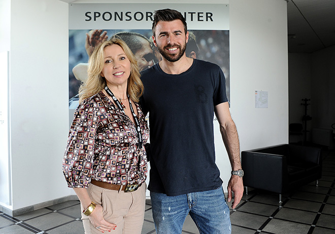 Andrea Barzagli con Barbara Ricci, presidente SportWide Group, sul set per la realizzazione dello spot Oxfam - Con le donne per vincere la fame. Vinovo (To) 11 aprile 2014 (ph. G. Marchisciano)