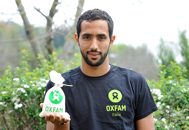 Mehdi Benatia sul set della campagna Oxfam - Con le donne per vincere la fame - Trigoria, 9 aprile 2014 (ph. Marchisciano)